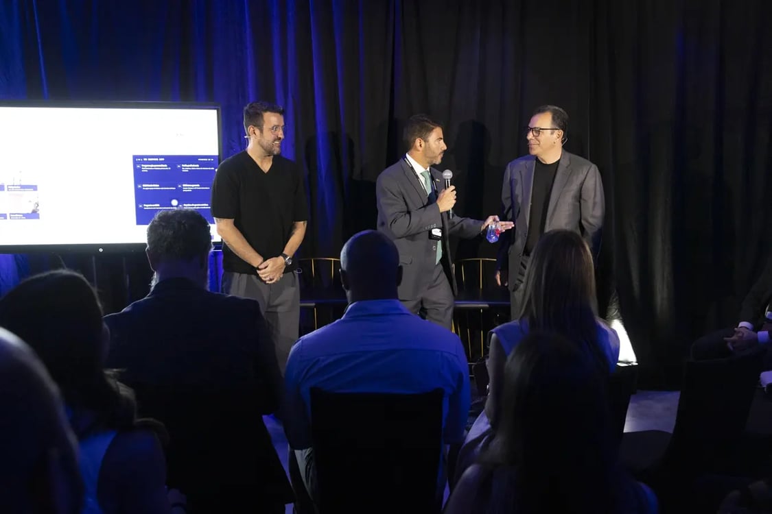 Painel do BR Nation com participantes em evento de negócios