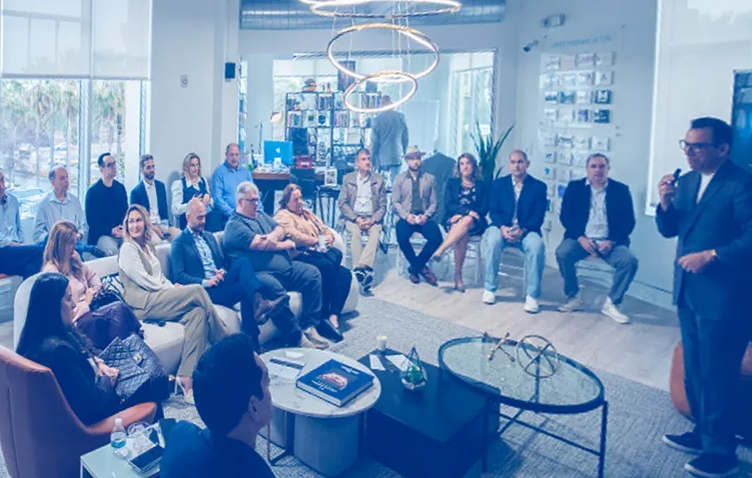 Encontro da BR Nation com participantes reunidos num espaço contemporâneo em Miami